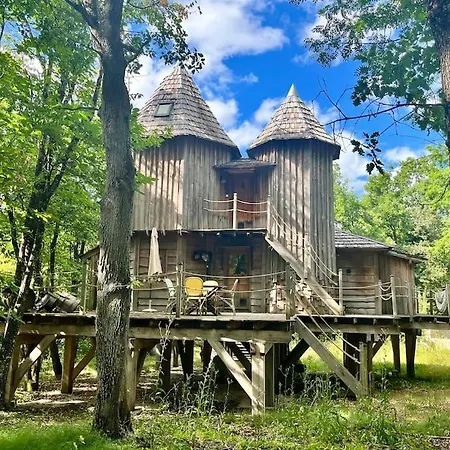 Chateau Feerique A La Cime Des Arbres * Magnac-Lavalette-Villars